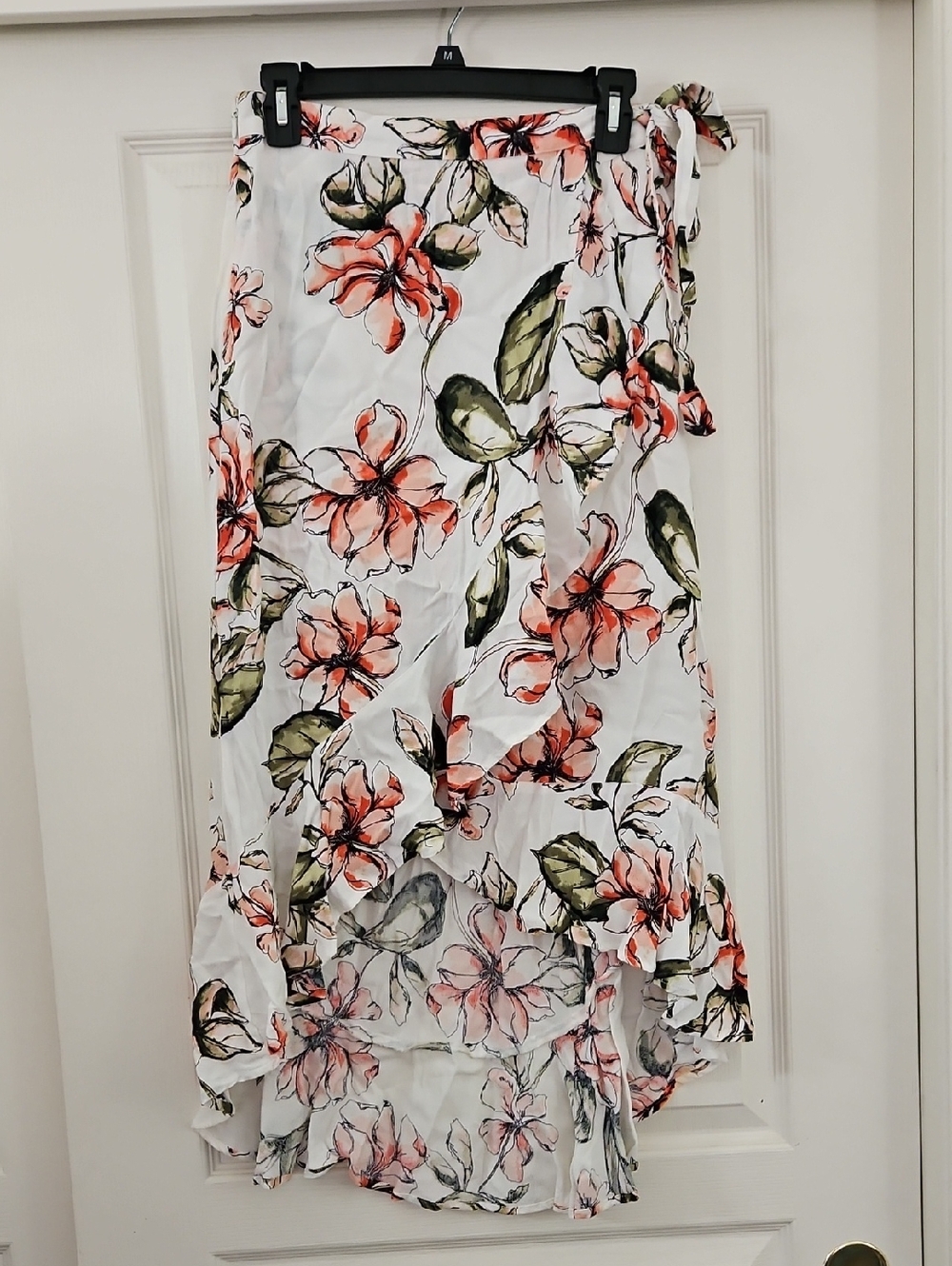 GUESS | Karlotta front-wrap maxi skirt in white with a floral print. Size S.